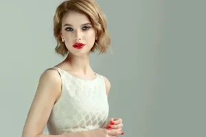 8 Tips Memilih Baju untuk Rambut Pendek Agar Terlihat Elegan