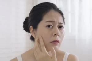 Tinggalkan Kebiasaan Ini Kalau Tidak Ingin Kulit Kusam di Usia 30-an