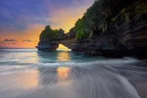 Pantai Batu Bolong, Pantai Eksotis dengan View Alam Memesona di Bali